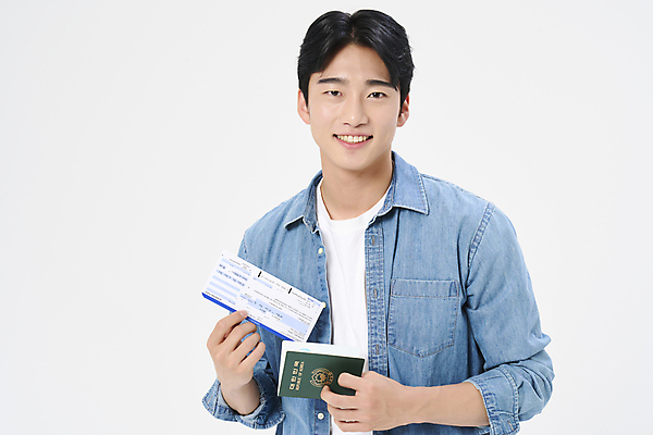 포토 JPG 스튜디오촬영 남자 여행 휴가 한명 들기 상반신 20대 성인 앞모습 청춘 한국인 자유 항공권 여권 성인남자한명만 국내포토 1 뷰포인트 컨셉 모션 실내 사람 동양인 청년 티켓 남자한명만 성인남자만 파일형식