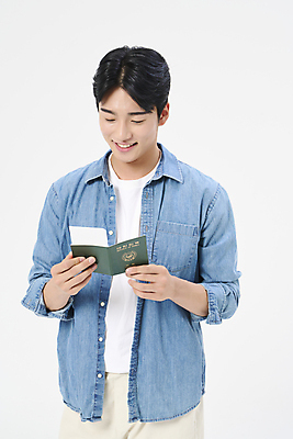 포토 JPG 스튜디오촬영 응시 남자 여행 휴가 한명 미소 들기 상반신 20대 성인 앞모습 청춘 한국인 자유 항공권 여권 성인남자한명만 내려보기 국내포토 1 시선 뷰포인트 컨셉 모션 실내 표정 사람 동양인 청년 티켓 남자한명만 성인남자만 파일형식