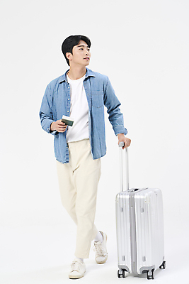 포토 JPG 스튜디오촬영 전신 응시 남자 여행 휴가 한명 들기 20대 성인 앞모습 청춘 걷기 캐리어 한국인 자유 잡기 항공권 여권 성인남자한명만 국내포토 1 시선 뷰포인트 컨셉 모션 실내 사람 동양인 청년 여행가방 티켓 남자한명만 성인남자만 파일형식