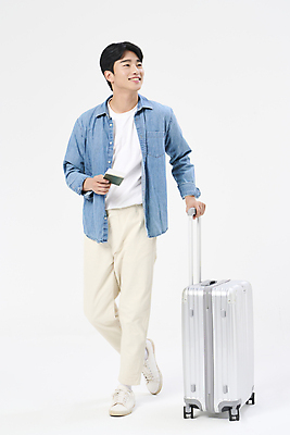 포토 JPG 스튜디오촬영 전신 응시 남자 여행 포즈 휴가 한명 미소 들기 20대 성인 앞모습 청춘 캐리어 한국인 자유 잡기 항공권 여권 성인남자한명만 국내포토 1 시선 뷰포인트 컨셉 모션 실내 표정 사람 동양인 청년 여행가방 티켓 남자한명만 성인남자만 파일형식