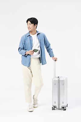 포토 JPG 스튜디오촬영 전신 응시 남자 여행 휴가 한명 들기 20대 성인 앞모습 청춘 걷기 캐리어 한국인 자유 잡기 항공권 여권 성인남자한명만 국내포토 1 시선 뷰포인트 컨셉 모션 실내 사람 동양인 청년 여행가방 티켓 남자한명만 성인남자만 파일형식
