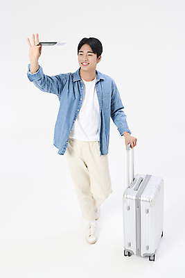 포토 JPG 스튜디오촬영 전신 응시 남자 여행 휴가 한명 20대 성인 앞모습 청춘 손들기 걷기 캐리어 한국인 자유 잡기 항공권 여권 성인남자한명만 국내포토 1 시선 뷰포인트 컨셉 모션 실내 사람 동양인 청년 여행가방 티켓 남자한명만 성인남자만 파일형식