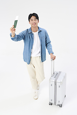포토 JPG 스튜디오촬영 전신 남자 여행 휴가 한명 미소 20대 성인 앞모습 청춘 손들기 걷기 캐리어 한국인 자유 잡기 항공권 여권 성인남자한명만 국내포토 1 뷰포인트 컨셉 모션 실내 표정 사람 동양인 청년 여행가방 티켓 남자한명만 성인남자만 파일형식