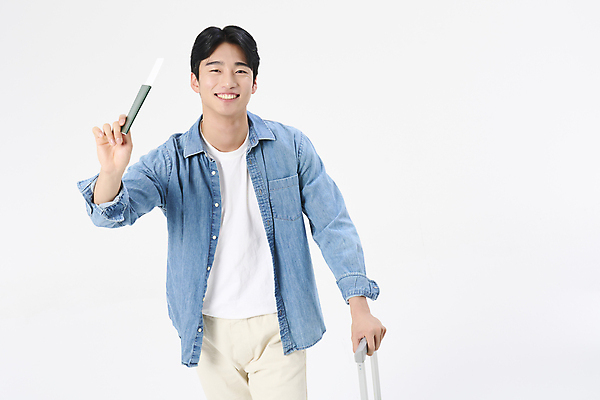 포토 JPG 스튜디오촬영 남자 여행 휴가 한명 미소 상반신 20대 성인 앞모습 청춘 손들기 한국인 자유 잡기 항공권 여권 성인남자한명만 국내포토 1 뷰포인트 컨셉 모션 실내 표정 사람 동양인 청년 티켓 남자한명만 성인남자만 파일형식