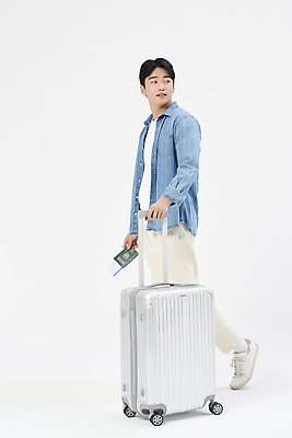 포토 JPG 스튜디오촬영 전신 응시 남자 여행 휴가 한명 들기 20대 성인 옆모습 청춘 걷기 캐리어 한국인 자유 잡기 항공권 여권 성인남자한명만 국내포토 1 시선 뷰포인트 컨셉 모션 실내 사람 동양인 청년 여행가방 티켓 남자한명만 성인남자만 파일형식