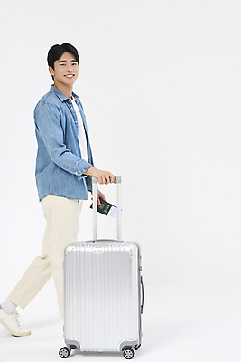 포토 JPG 스튜디오촬영 전신 응시 남자 여행 휴가 한명 미소 들기 20대 성인 옆모습 청춘 걷기 캐리어 한국인 자유 잡기 항공권 여권 성인남자한명만 국내포토 1 시선 뷰포인트 컨셉 모션 실내 표정 사람 동양인 청년 여행가방 티켓 남자한명만 성인남자만 파일형식