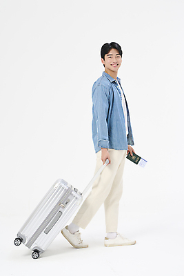 포토 JPG 스튜디오촬영 전신 응시 남자 여행 휴가 한명 미소 들기 20대 성인 옆모습 청춘 캐리어 한국인 자유 잡기 항공권 여권 성인남자한명만 국내포토 1 시선 뷰포인트 컨셉 모션 실내 표정 사람 동양인 청년 여행가방 티켓 남자한명만 성인남자만 파일형식