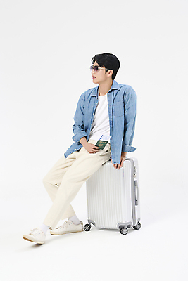 포토 JPG 스튜디오촬영 전신 남자 여행 포즈 휴가 한명 들기 20대 성인 앞모습 옆모습 청춘 선글라스 캐리어 한국인 자유 항공권 여권 걸터앉기 성인남자한명만 국내포토 1 안경 뷰포인트 컨셉 모션 실내 사람 앉기 동양인 청년 여행가방 티켓 남자한명만 성인남자만 파일형식