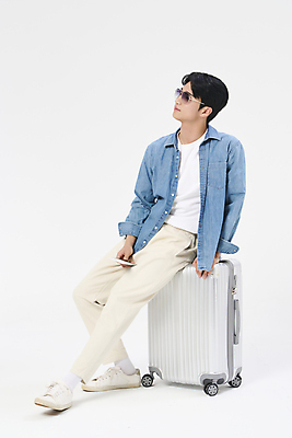 포토 JPG 스튜디오촬영 전신 응시 남자 여행 포즈 휴가 한명 들기 앉기 20대 성인 옆모습 청춘 선글라스 캐리어 한국인 자유 항공권 여권 성인남자한명만 국내포토 1 시선 안경 뷰포인트 컨셉 모션 실내 사람 동양인 청년 여행가방 티켓 남자한명만 성인남자만 파일형식