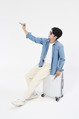 포토 JPG 스튜디오촬영 전신 응시 남자 여행 포즈 휴가 비행기 한명 들기 20대 성인 옆모습 청춘 선글라스 한국인 자유 항공권 여권 설레임 성인남자한명만 국내포토 1 시선 감정 안경 뷰포인트 컨셉 항공교통 모션 대중교통 실내 사람 동양인 청년 티켓 남자한명만 성인남자만 파일형식