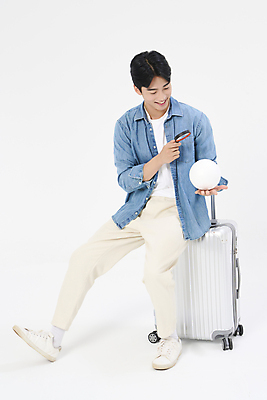 포토 JPG 스튜디오촬영 전신 응시 남자 여행 포즈 돋보기 휴가 한명 들기 앉기 20대 성인 앞모습 청춘 캐리어 한국인 자유 원형 성인남자한명만 내려보기 국내포토 도형 1 시선 뷰포인트 컨셉 모션 실내 사람 동양인 청년 여행가방 남자한명만 성인남자만 파일형식