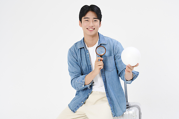 포토 JPG 스튜디오촬영 남자 여행 돋보기 휴가 한명 미소 들기 앉기 상반신 20대 성인 앞모습 청춘 캐리어 한국인 자유 원형 성인남자한명만 국내포토 도형 1 뷰포인트 컨셉 모션 실내 표정 사람 동양인 청년 여행가방 남자한명만 성인남자만 파일형식