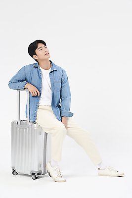 포토 JPG 스튜디오촬영 전신 남자 여행 포즈 휴가 한명 앉기 20대 성인 옆모습 청춘 캐리어 한국인 자유 올려보기 성인남자한명만 국내포토 1 뷰포인트 컨셉 모션 실내 사람 동양인 청년 여행가방 남자한명만 성인남자만 파일형식