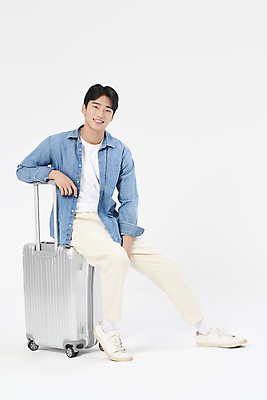 포토 JPG 스튜디오촬영 전신 남자 여행 포즈 휴가 한명 미소 앉기 20대 성인 앞모습 옆모습 청춘 캐리어 한국인 자유 성인남자한명만 국내포토 1 뷰포인트 컨셉 모션 실내 표정 사람 동양인 청년 여행가방 남자한명만 성인남자만 파일형식