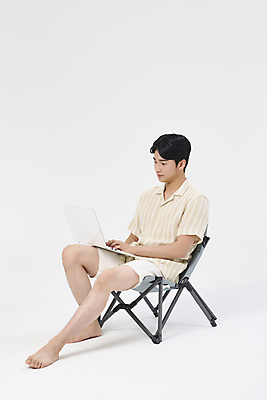 포토 JPG 스튜디오촬영 전신 응시 남자 여행 의자 휴가 한명 앉기 20대 성인 옆모습 바캉스 노트북 한국인 타이핑 업무 성인남자한명만 워케이션 국내포토 1 시선 뷰포인트 가구 비즈니스 모션 실내 사람 동양인 청년 전자제품 작업 남자한명만 성인남자만 파일형식