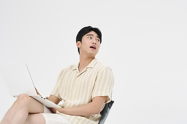 포토 JPG 스튜디오촬영 응시 남자 여행 의자 휴가 한명 앉기 상반신 20대 성인 옆모습 바캉스 노트북 한국인 업무 뒤돌아보기 성인남자한명만 워케이션 국내포토 1 시선 뷰포인트 가구 비즈니스 모션 실내 사람 동양인 청년 전자제품 작업 남자한명만 성인남자만 파일형식