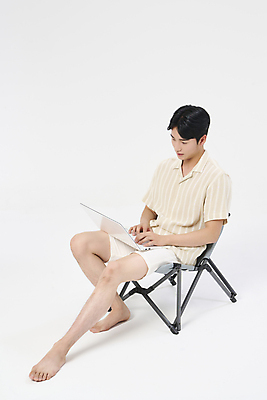 포토 JPG 스튜디오촬영 전신 응시 남자 여행 의자 휴가 한명 앉기 20대 성인 옆모습 바캉스 노트북 한국인 타이핑 업무 성인남자한명만 내려보기 워케이션 국내포토 1 시선 뷰포인트 가구 비즈니스 모션 실내 사람 동양인 청년 전자제품 작업 남자한명만 성인남자만 파일형식