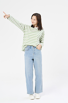 포토 JPG 스튜디오촬영 전신 응시 여자 여행 휴가 한명 20대 성인 앞모습 청춘 한국인 자유 가리킴 주머니손 성인여자한명만 국내포토 1 시선 뷰포인트 컨셉 모션 실내 사람 동양인 손짓 청년 여자한명만 성인여자만 파일형식