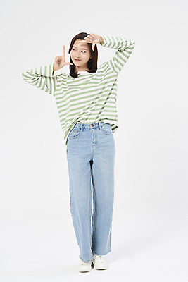 포토 JPG 스튜디오촬영 전신 응시 여자 여행 포즈 휴가 한명 손짓 20대 성인 앞모습 청춘 한국인 자유 성인여자한명만 국내포토 1 시선 뷰포인트 컨셉 모션 실내 사람 동양인 청년 여자한명만 성인여자만 파일형식