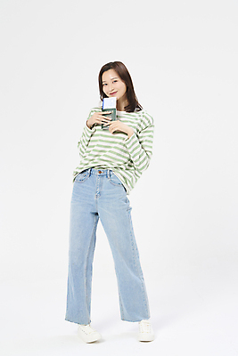 포토 JPG 스튜디오촬영 전신 여자 여행 포즈 휴가 한명 들기 20대 성인 앞모습 청춘 한국인 자유 항공권 여권 설레임 성인여자한명만 국내포토 1 감정 뷰포인트 컨셉 모션 실내 사람 동양인 청년 티켓 여자한명만 성인여자만 파일형식