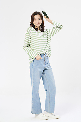 포토 JPG 스튜디오촬영 전신 응시 여자 여행 휴가 한명 들기 20대 성인 옆모습 청춘 한국인 자유 주머니손 여권 설레임 성인여자한명만 국내포토 1 시선 감정 뷰포인트 컨셉 모션 실내 사람 동양인 청년 여자한명만 성인여자만 파일형식