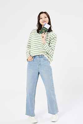 포토 JPG 스튜디오촬영 전신 여자 여행 휴가 한명 들기 20대 성인 앞모습 청춘 한국인 자유 항공권 주머니손 여권 성인여자한명만 국내포토 1 뷰포인트 컨셉 모션 실내 사람 동양인 청년 티켓 여자한명만 성인여자만 파일형식