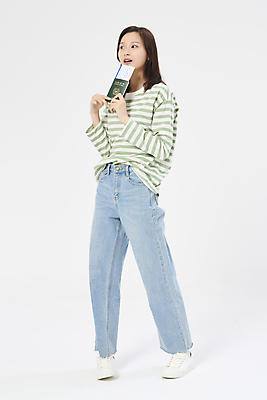 포토 JPG 스튜디오촬영 전신 응시 여자 여행 휴가 한명 들기 20대 성인 옆모습 청춘 한국인 자유 항공권 여권 성인여자한명만 국내포토 1 시선 뷰포인트 컨셉 모션 실내 사람 동양인 청년 티켓 여자한명만 성인여자만 파일형식