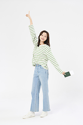 포토 JPG 스튜디오촬영 전신 응시 여자 여행 휴가 한명 들기 20대 성인 옆모습 청춘 한국인 자유 가리킴 항공권 여권 성인여자한명만 국내포토 1 시선 뷰포인트 컨셉 모션 실내 사람 동양인 손짓 청년 티켓 여자한명만 성인여자만 파일형식