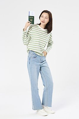 포토 JPG 스튜디오촬영 전신 응시 여자 여행 휴가 한명 들기 20대 성인 옆모습 청춘 한국인 자유 항공권 주머니손 여권 성인여자한명만 국내포토 1 시선 뷰포인트 컨셉 모션 실내 사람 동양인 청년 티켓 여자한명만 성인여자만 파일형식