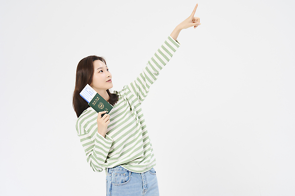 포토 JPG 스튜디오촬영 응시 여자 여행 휴가 한명 들기 상반신 20대 성인 옆모습 청춘 한국인 자유 가리킴 항공권 여권 성인여자한명만 국내포토 1 시선 뷰포인트 컨셉 모션 실내 사람 동양인 손짓 청년 티켓 여자한명만 성인여자만 파일형식