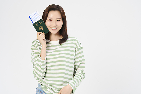 포토 JPG 스튜디오촬영 여자 여행 휴가 한명 미소 들기 상반신 20대 성인 청춘 한국인 자유 항공권 여권 설레임 성인여자한명만 국내포토 1 감정 컨셉 모션 실내 표정 사람 동양인 청년 티켓 여자한명만 성인여자만 파일형식