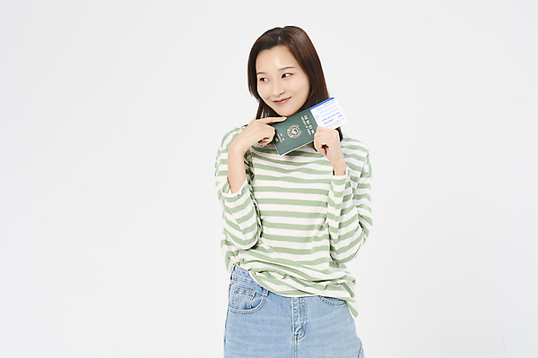 포토 JPG 스튜디오촬영 응시 여자 여행 휴가 한명 들기 상반신 20대 성인 앞모습 청춘 한국인 자유 항공권 여권 설레임 성인여자한명만 국내포토 1 시선 감정 뷰포인트 컨셉 모션 실내 사람 동양인 청년 티켓 여자한명만 성인여자만 파일형식