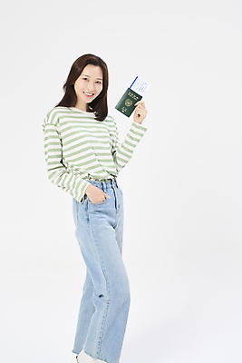 포토 JPG 스튜디오촬영 전신 응시 여자 여행 휴가 한명 미소 들기 상반신 20대 성인 옆모습 청춘 한국인 자유 항공권 주머니손 여권 성인여자한명만 국내포토 1 시선 뷰포인트 컨셉 모션 실내 표정 사람 동양인 청년 티켓 여자한명만 성인여자만 파일형식