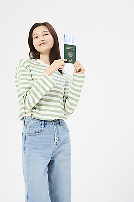 포토 JPG 스튜디오촬영 여자 여행 휴가 한명 들기 상반신 20대 성인 옆모습 청춘 한국인 자유 항공권 여권 성인여자한명만 국내포토 1 뷰포인트 컨셉 모션 실내 사람 동양인 청년 티켓 여자한명만 성인여자만 파일형식