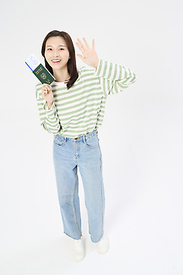 포토 JPG 스튜디오촬영 전신 여자 여행 휴가 한명 들기 20대 성인 앞모습 청춘 한국인 자유 항공권 여권 손인사 성인여자한명만 국내포토 1 뷰포인트 컨셉 모션 실내 사람 동양인 청년 인사 티켓 여자한명만 성인여자만 파일형식