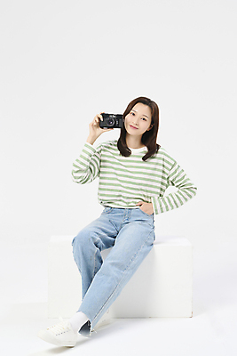 포토 JPG 스튜디오촬영 전신 여자 여행 포즈 휴가 한명 들기 앉기 20대 성인 앞모습 청춘 카메라 한국인 자유 주머니손 성인여자한명만 국내포토 1 뷰포인트 컨셉 모션 실내 사람 동양인 청년 전자제품 여자한명만 성인여자만 파일형식