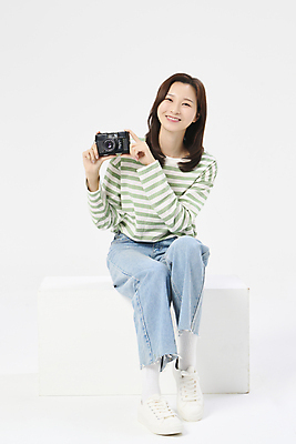 포토 JPG 스튜디오촬영 전신 여자 여행 휴가 한명 들기 앉기 20대 성인 앞모습 청춘 카메라 한국인 자유 성인여자한명만 국내포토 1 뷰포인트 컨셉 모션 실내 사람 동양인 청년 전자제품 여자한명만 성인여자만 파일형식