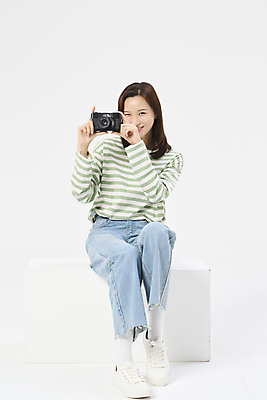 포토 JPG 스튜디오촬영 전신 여자 여행 휴가 한명 들기 앉기 20대 성인 앞모습 청춘 카메라 사진촬영 한국인 자유 성인여자한명만 국내포토 1 뷰포인트 컨셉 모션 실내 사람 동양인 청년 전자제품 촬영 여자한명만 성인여자만 파일형식