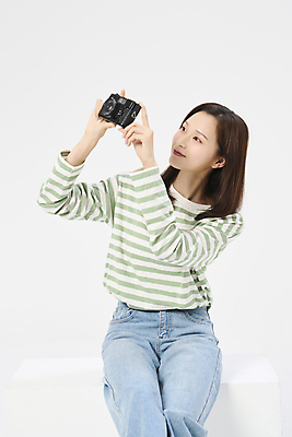 포토 JPG 스튜디오촬영 응시 여자 여행 휴가 한명 들기 앉기 상반신 20대 성인 앞모습 청춘 카메라 한국인 자유 성인여자한명만 국내포토 1 시선 뷰포인트 컨셉 모션 실내 사람 동양인 청년 전자제품 여자한명만 성인여자만 파일형식