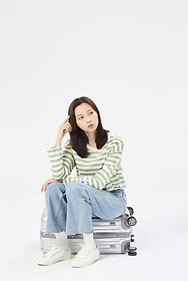 포토 JPG 스튜디오촬영 전신 응시 여자 여행 휴가 한명 앉기 20대 성인 앞모습 옆모습 청춘 캐리어 한국인 고민 성인여자한명만 국내포토 1 시선 감정 뷰포인트 컨셉 모션 실내 사람 동양인 청년 여행가방 여자한명만 성인여자만 파일형식