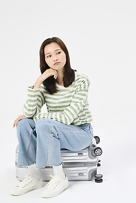 포토 JPG 스튜디오촬영 전신 응시 여자 여행 휴가 한명 앉기 20대 성인 앞모습 옆모습 청춘 캐리어 턱괴기 한국인 고민 성인여자한명만 국내포토 1 시선 감정 뷰포인트 컨셉 모션 실내 사람 동양인 청년 여행가방 여자한명만 성인여자만 파일형식