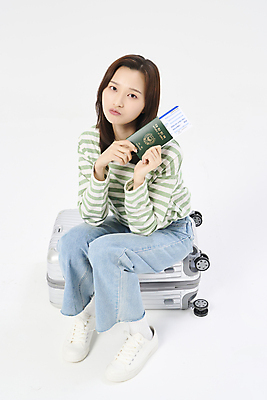 포토 JPG 스튜디오촬영 전신 응시 여자 여행 휴가 한명 들기 앉기 20대 성인 옆모습 청춘 캐리어 한국인 항공권 고민 여권 성인여자한명만 국내포토 1 시선 감정 뷰포인트 컨셉 모션 실내 사람 동양인 청년 여행가방 티켓 여자한명만 성인여자만 파일형식