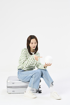 포토 JPG 스튜디오촬영 전신 응시 여자 여행 휴가 한명 들기 앉기 20대 성인 옆모습 청춘 캐리어 한국인 자유 가리킴 원형 성인여자한명만 국내포토 도형 1 시선 뷰포인트 컨셉 모션 실내 사람 동양인 손짓 청년 여행가방 여자한명만 성인여자만 파일형식