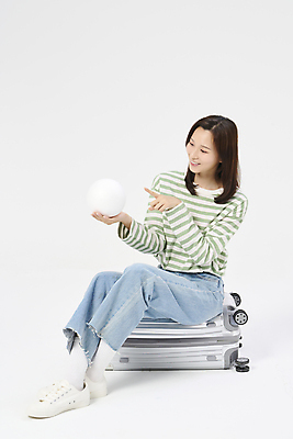 포토 JPG 스튜디오촬영 전신 여자 여행 휴가 한명 들기 앉기 20대 성인 옆모습 청춘 캐리어 한국인 자유 가리킴 원형 성인여자한명만 국내포토 도형 1 뷰포인트 컨셉 모션 실내 사람 동양인 손짓 청년 여행가방 여자한명만 성인여자만 파일형식