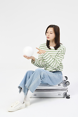 포토 JPG 스튜디오촬영 전신 응시 여자 여행 휴가 한명 들기 앉기 20대 성인 앞모습 옆모습 청춘 캐리어 한국인 자유 가리킴 원형 성인여자한명만 국내포토 도형 1 시선 뷰포인트 컨셉 모션 실내 사람 동양인 손짓 청년 여행가방 여자한명만 성인여자만 파일형식