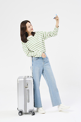 포토 JPG 스튜디오촬영 전신 응시 여자 여행 휴가 비행기 한명 들기 20대 성인 앞모습 옆모습 청춘 캐리어 기댐 한국인 자유 성인여자한명만 국내포토 1 시선 뷰포인트 컨셉 항공교통 모션 대중교통 실내 사람 동양인 청년 여행가방 여자한명만 성인여자만 파일형식