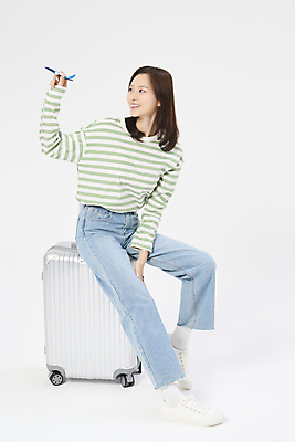 포토 JPG 스튜디오촬영 전신 응시 여자 여행 휴가 비행기 한명 들기 앉기 20대 성인 앞모습 옆모습 청춘 캐리어 한국인 자유 성인여자한명만 국내포토 1 시선 뷰포인트 컨셉 항공교통 모션 대중교통 실내 사람 동양인 청년 여행가방 여자한명만 성인여자만 파일형식