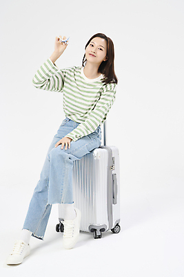 포토 JPG 스튜디오촬영 전신 여자 여행 휴가 비행기 한명 들기 앉기 20대 성인 앞모습 청춘 캐리어 한국인 자유 성인여자한명만 국내포토 1 뷰포인트 컨셉 항공교통 모션 대중교통 실내 사람 동양인 청년 여행가방 여자한명만 성인여자만 파일형식