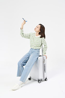 포토 JPG 스튜디오촬영 전신 여자 여행 휴가 비행기 한명 들기 앉기 20대 성인 옆모습 청춘 캐리어 한국인 자유 올려보기 성인여자한명만 국내포토 1 뷰포인트 컨셉 항공교통 모션 대중교통 실내 사람 동양인 청년 여행가방 여자한명만 성인여자만 파일형식