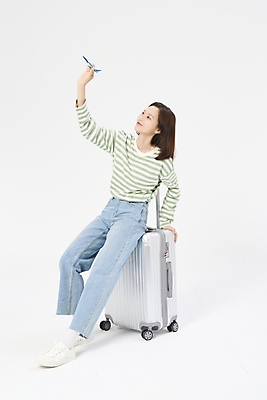 포토 JPG 스튜디오촬영 전신 여자 여행 휴가 비행기 한명 들기 앉기 20대 성인 옆모습 청춘 캐리어 한국인 자유 올려보기 성인여자한명만 국내포토 1 뷰포인트 컨셉 항공교통 모션 대중교통 실내 사람 동양인 청년 여행가방 여자한명만 성인여자만 파일형식